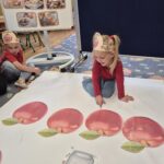 Dziewczynka liczy jabłka