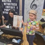 Dziewczynka odgaduje instrument znajdujący się w futerale