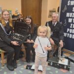 Dziewczynka odgaduje instrument znajdujący się w futerale