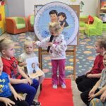 Dziewczynka-prezentuje-swoj-talent