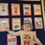 Dziewczynka przy tablicy demonstracyjnej