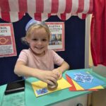 Dziewczynka przybija pieczątke