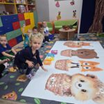 Dziewczynka-wklada-do-koszyczka-zwierzaka-dary-jesieni