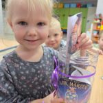 Dziewczynka-wklada-marzenie-do-sloika