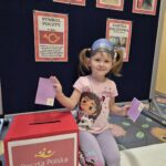 Dziewczynka wrzuca list do skrzynki