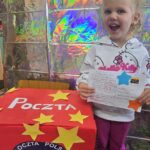 Dziewczynka-wysyla-kartke-z-pozdrowieniami-w-kosmos