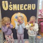 Dziewczynki dmuchaja balony