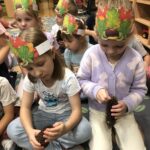 Dziewczynki oglądają szyszkę