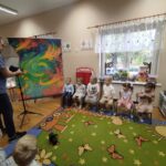 Fotograf-omawia-do-czego-sluzy-lampa