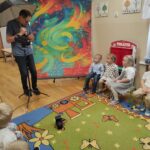 Fotograf-omawia-do-czego-sluzy-parasol