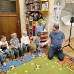 Fotograf-podczas-zajec-z-dziecmi