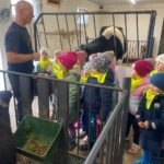 Gospodarz opowiada dzieciom o zwierzętach gospodarskich