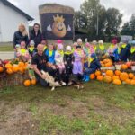 Grupa Motylki na z ekspozycją z dyń