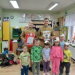 dzieci z oddziału Rzeczyca ze strażakami