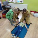 dzieci z oddziału Rzeczyca ze strażakami