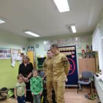 dzieci z oddziału Rzeczyca ze strażakami