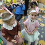 dzieci zakładają kołnierz