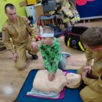 strażacy uczą udzielania pierwszej pomocy