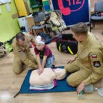 strażacy uczą udzielania pierwszej pomocy