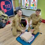 strażacy uczą udzielania pierwszej pomocy