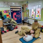 strażacy uczą udzielania pierwszej pomocy