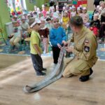 strażacy pokazują sprzęt