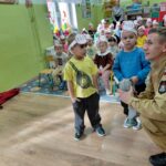 strażacy pokazują sprzęt