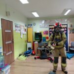 strażacy pokazują sprzęt