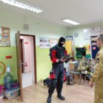 strażacy pokazują sprzęt