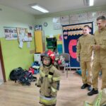 strażacy pokazują sprzęt