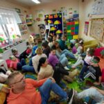 dzieci bawią się z rodzicami