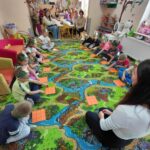 dzieci z oddziału stokrotki uczestniczą w zajęciach