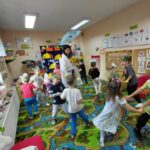 dzieci z oddziału stokrotki uczestniczą w zajęciach