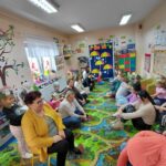 dzieci wykonują masaż