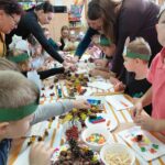 dzieci wykonują pracę plastyczną