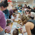 dzieci wykonują pracę plastyczną