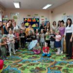 dzieci z oddziału stokrotki z rodziacami