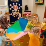 Jesienne-zabawy-z-liscmi