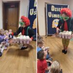 Klaun wręcza dzieciom popcorn