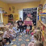 Mama-przedszkolaka-czyta-w-grupie-Pszczolek