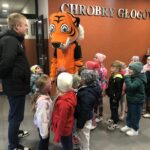 Motylki zwiedzają budynek Chrobrego