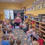 Pani-Agata-czyta-dzieciom-wiersz