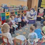 Pani Agnieszka czyta dzieciom bajkę