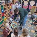 Pani Agnieszka wręcza dzieciom książeczki