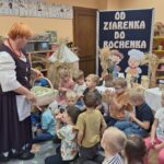 Pani Anetka częstuje dzieci soczkami