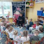 Pani-Ewa-czyta-dzieciom-wiersze-Jana-Brzechwy