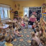 Pani-Ewelina-czyta-dzieciom-bajke