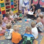 Pani Gosia czyta dzieciom bajkę