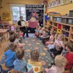 Pani-Gosia-pokazuje-dzieciom-ilustracje