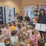 Pani Gosia pokazuje dzieciom nuty